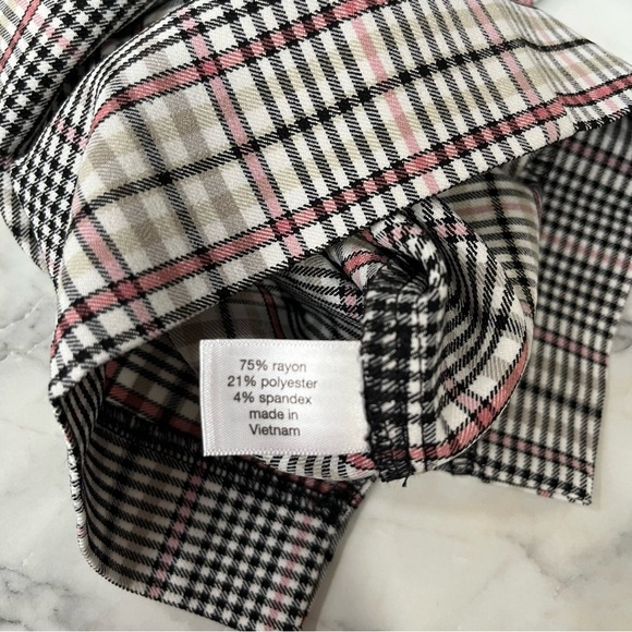 NWT Old Navy Slim Capri 4-Season Pant in Plaid White Black Pink Plus Size 16 - Picture 14 of 15